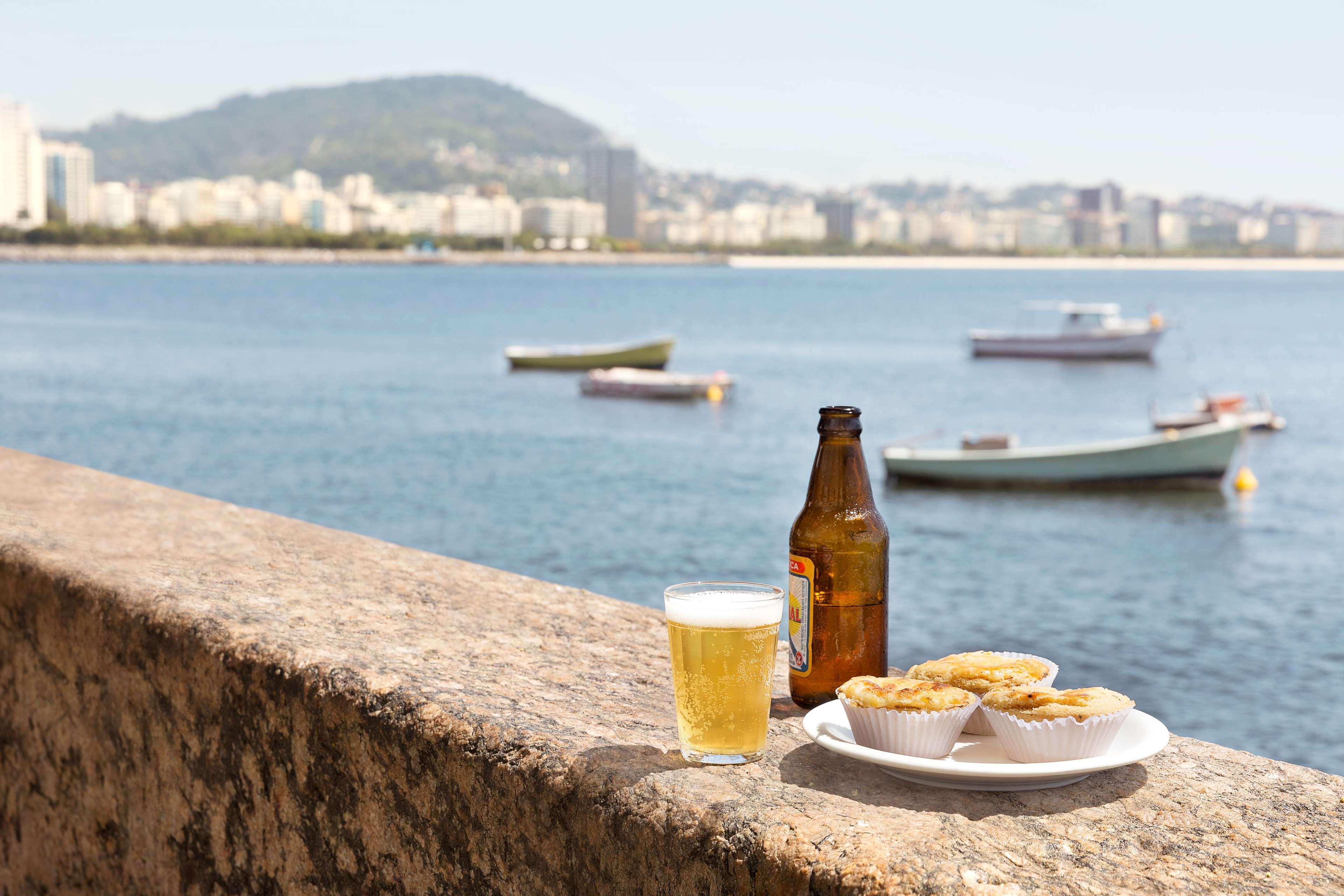里约热内卢科帕卡巴纳希尔顿酒店 外观 照片 A bottle of beer and a plate of paçoca
