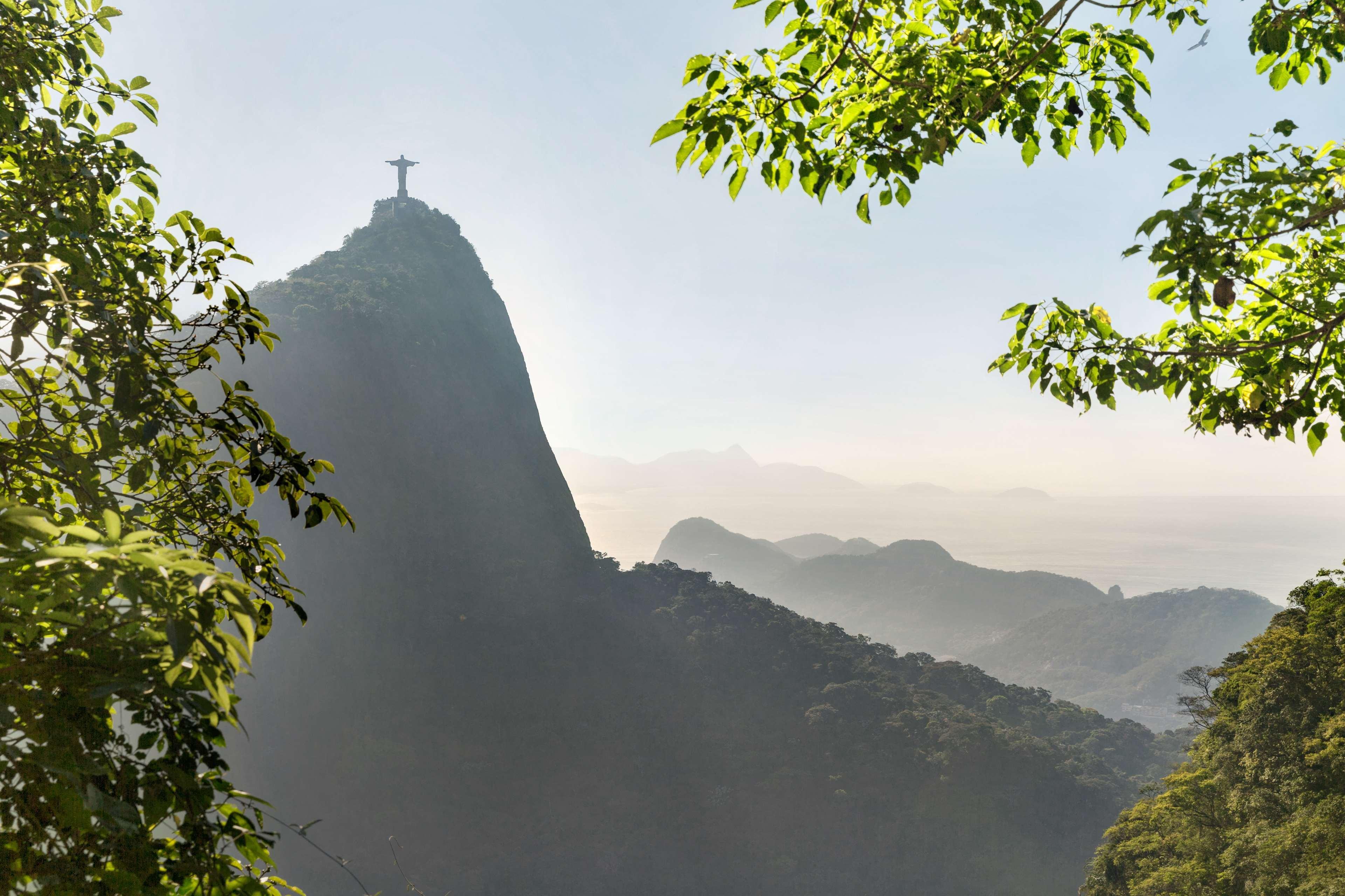 里约热内卢科帕卡巴纳希尔顿酒店 外观 照片 The statue of Christ the Redeemer on top of Corcovado